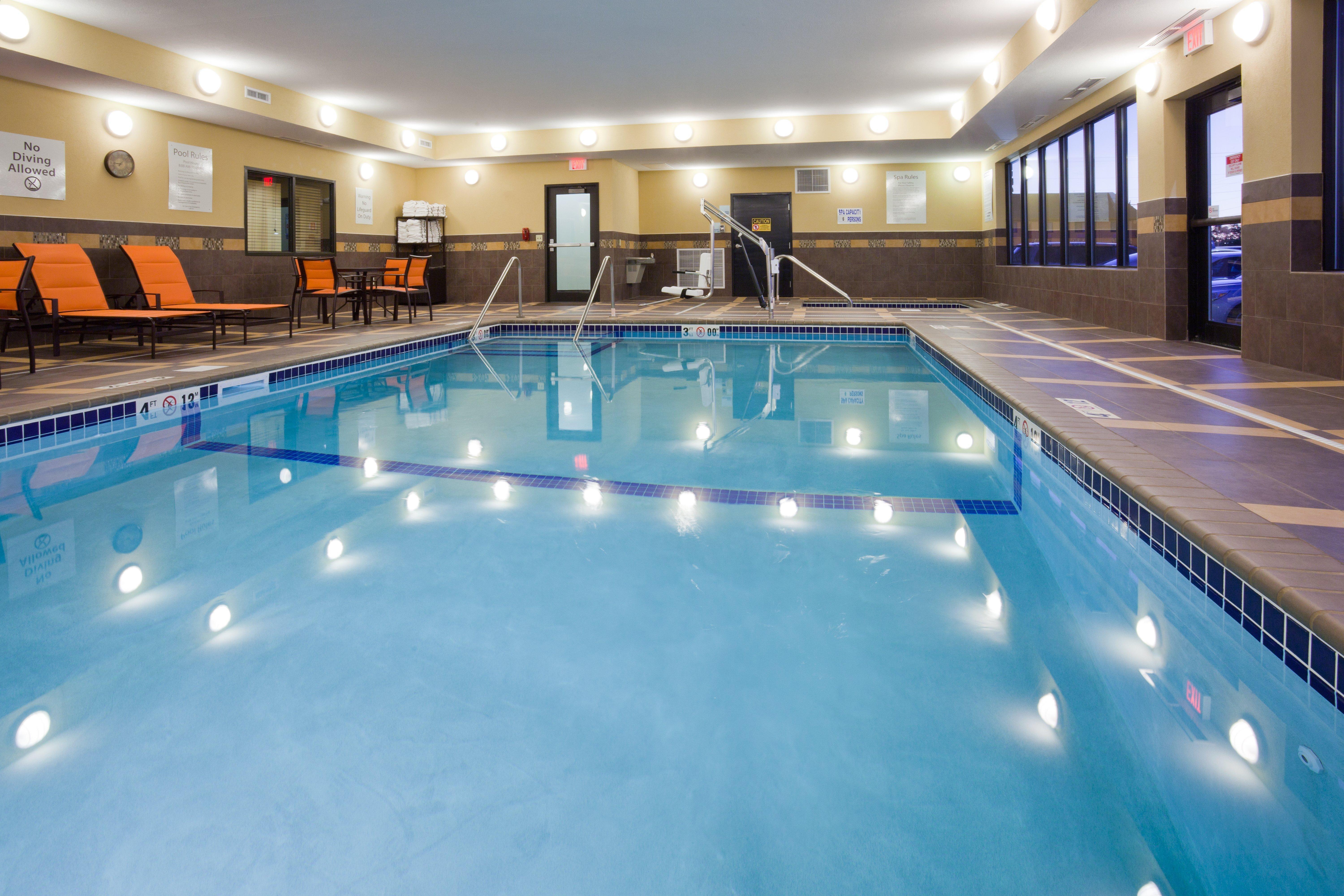 Holiday Inn Express & Suites Fort Dodge By Ihg Bagian luar foto