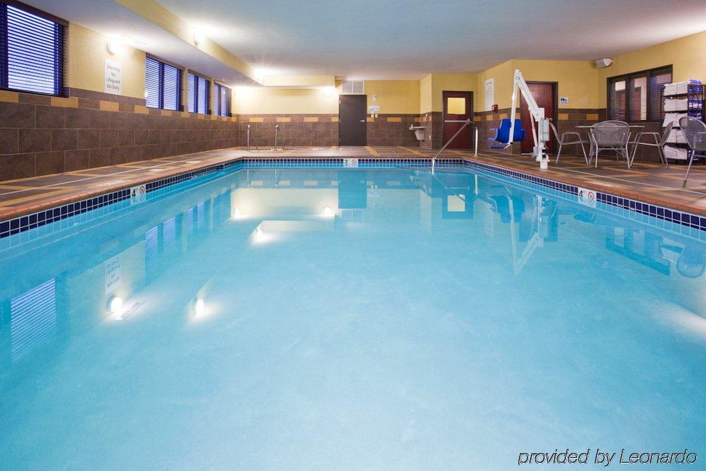 Holiday Inn Express & Suites Fort Dodge By Ihg Bagian luar foto